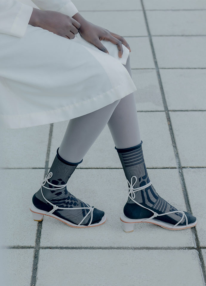 墨黑幾何透膚不對稱設計長襪